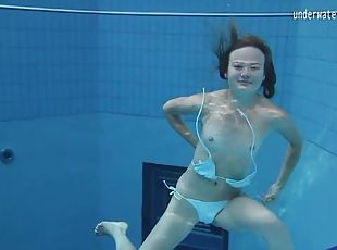 Tesno, Bikini, Pod vodo